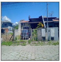 Casa com 2 quartos, 1 banheiro e 1 vaga de garagem
