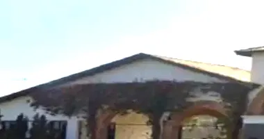 Casa desocupada com 3 quartos, 2 banheiros e 2 vagas, 268,79m² construída