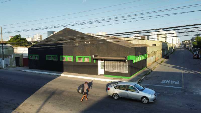 Prédio comercial com 4 aberturas, 38m de frente, ideal para investimento
