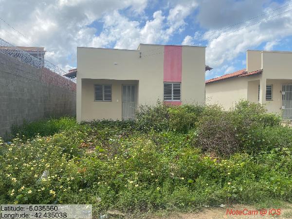 Casa com 2 quartos, varanda, área construída 60,52 m²