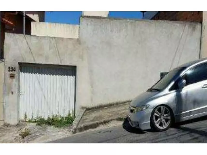 Casa em Leilão com 3 Quartos e 2 Banheiros