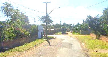 Casa com piscina e amplo terreno em Águas Claras