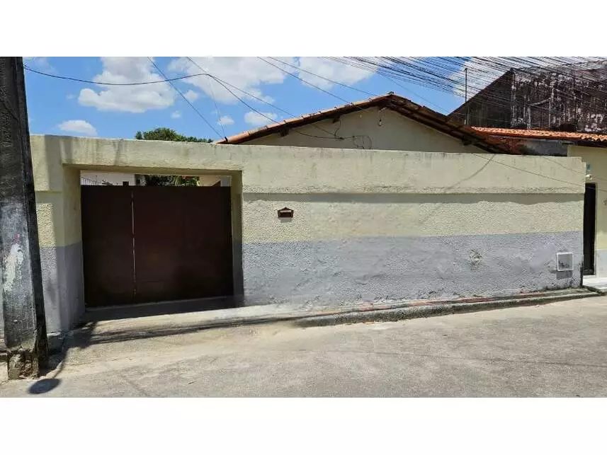 Casa Desocupada com 2 Quartos e 1 Banheiro em Leilão