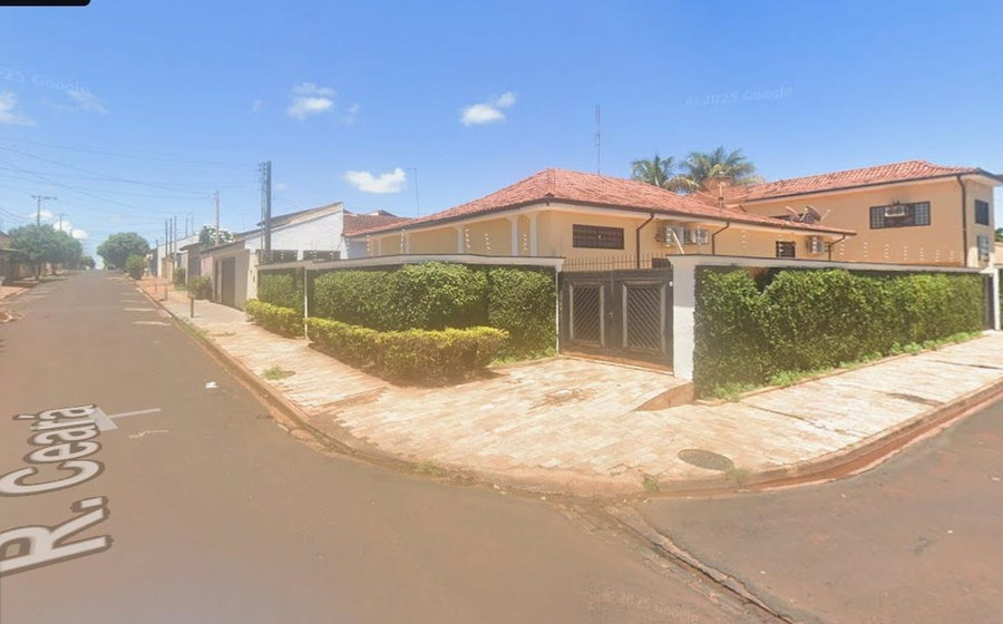 Casa com 288m², 3 quartos, 2 banheiros, desocupada