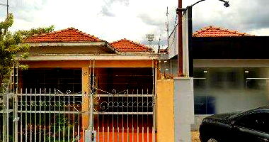 Casa com 3 quartos, banheiro, área construída e edícula