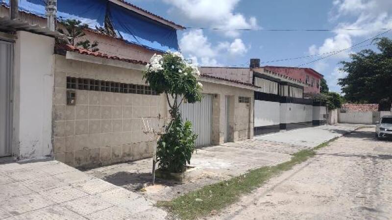 Casa com 200m² de área privativa, 4 vagas, 3 quartos e 2 banheiros