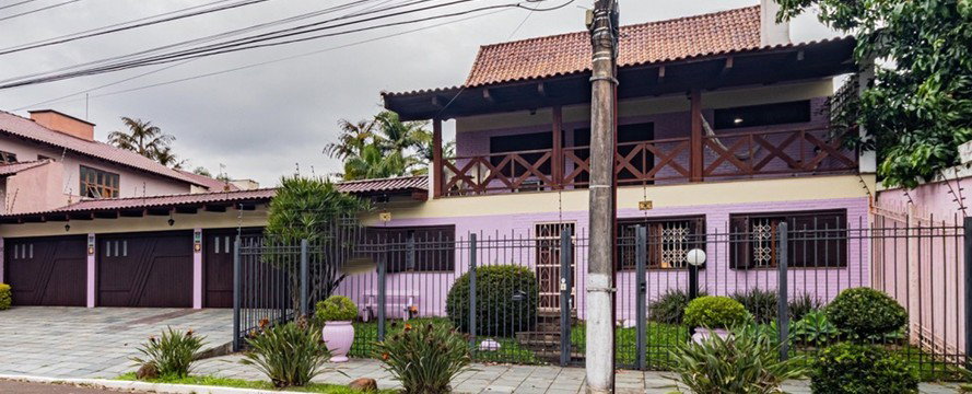 Casa de alto padrão com 4 dormitórios e piscina