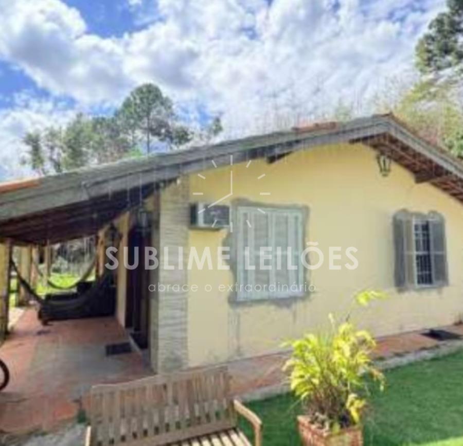Terreno amplo + 3 casas, 2 quartos, 200m² constr.