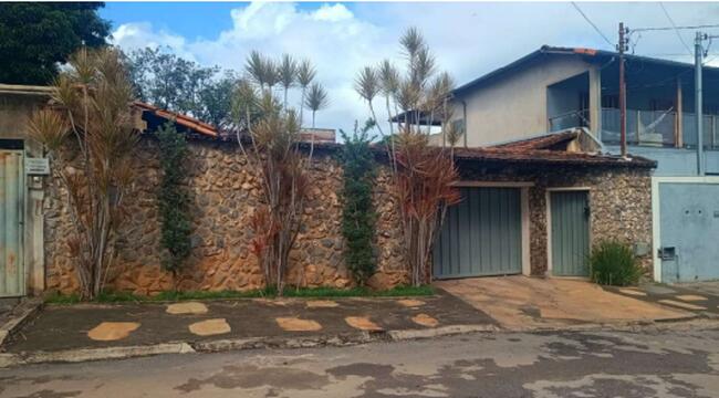 Casa colonial de 2 pavimentos com 360m² de terreno