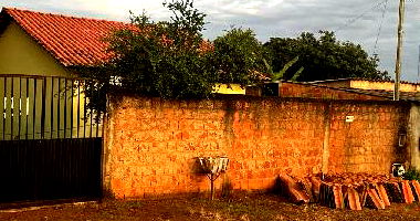 Casa 2 quartos com área construída de 54m² em terreno de 360m²