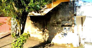 Sobrado com 3 quartos, 2 banheiros, 185m² construídos, desocupado