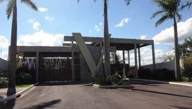Lote padrão desocupado com 501 m² de área total