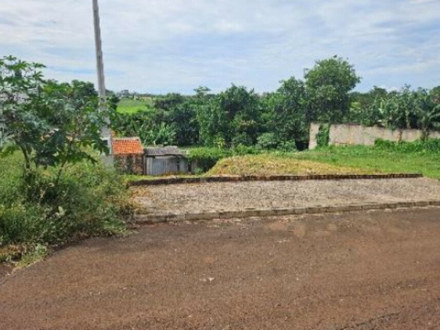 Terreno com 350,50m² no Jardim Universal