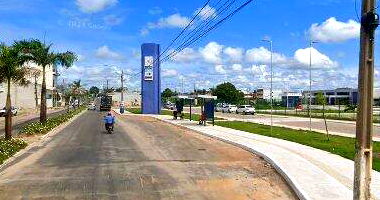 Casa com 2 quartos, banheiro, área de serviço, sala, cozinha e 1 vaga