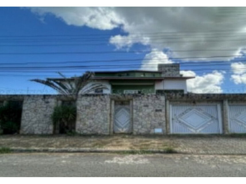 Casa com 434,63m² construídos e 723m² de terreno, ocupada