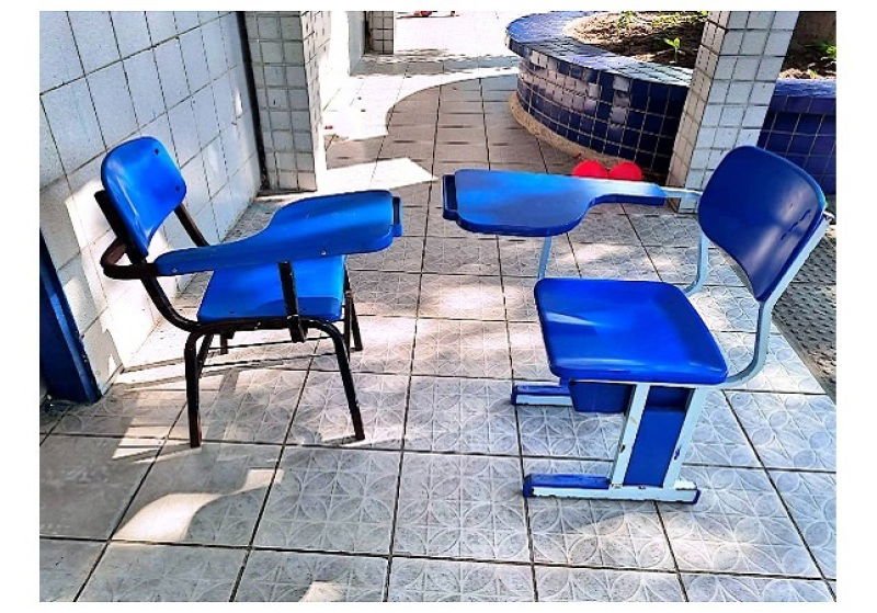 Lote com 230 carteiras escolares e equipamentos diversos em bom estado