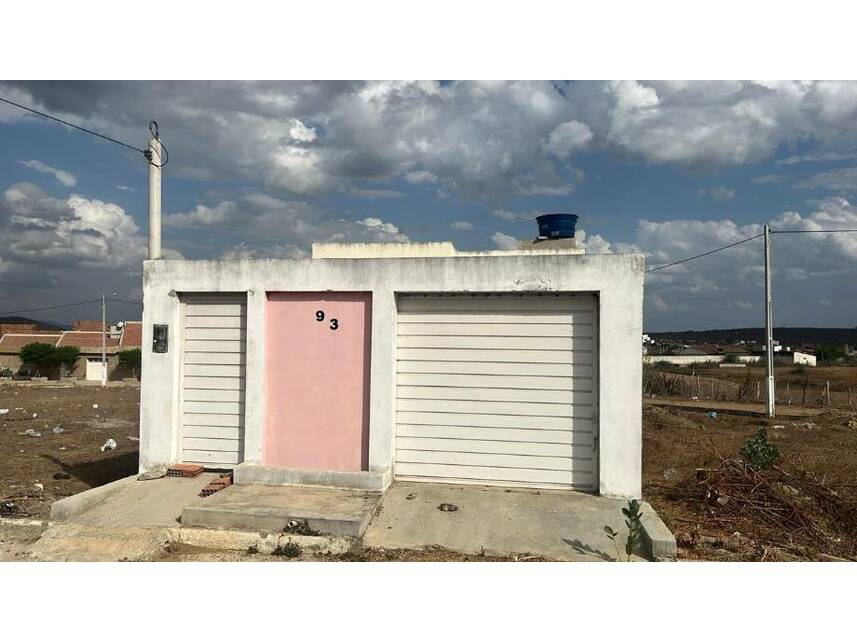 Casa em leilão com 2 quartos e 1 vaga