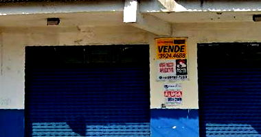 Casa comercial com terreno triangular e ótima localização