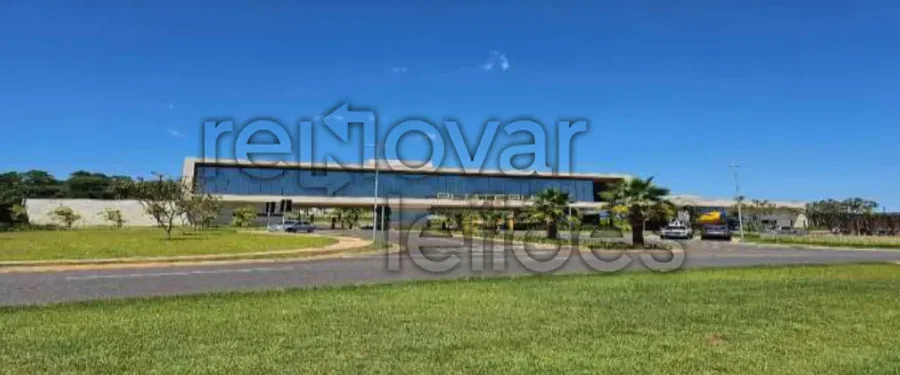 Terreno urbano de 704m² em condomínio fechado de alto padrão
