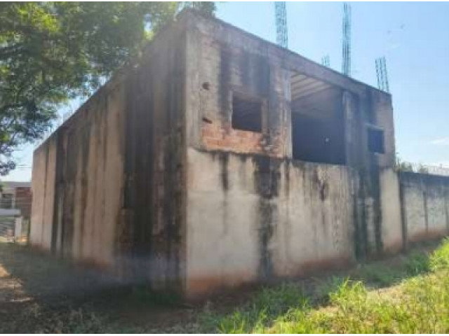 Edificação inacabada tipo sobrado em terreno 300m²