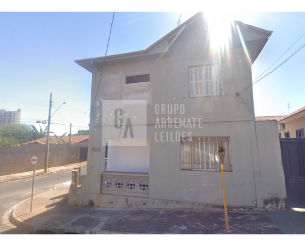 Casa com 245,60m² de área construída em Barretos