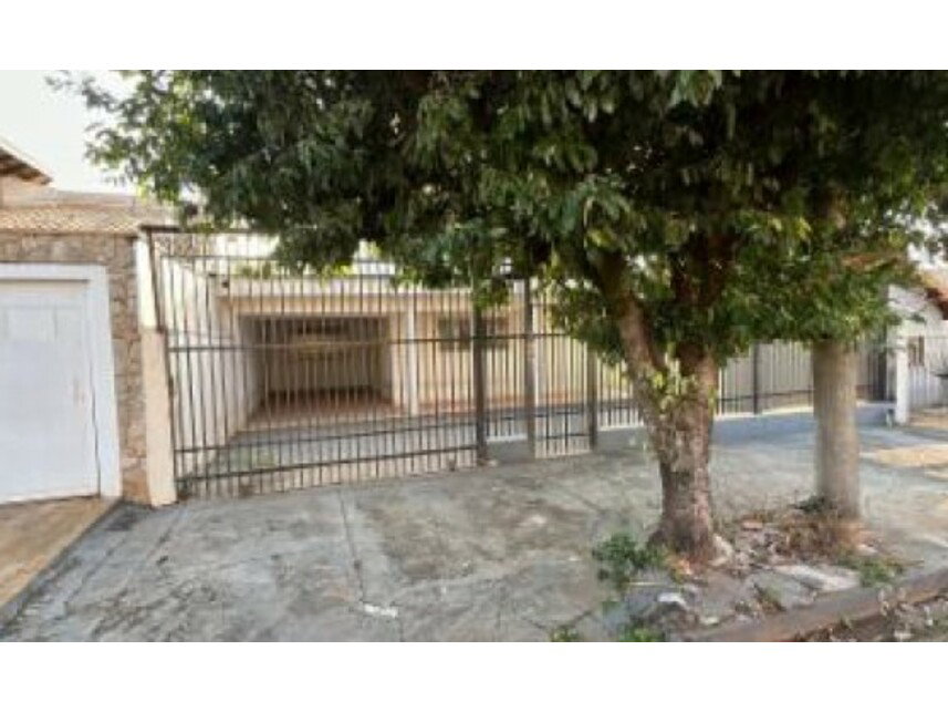 Casa Ocupada com 3 Quartos e 2 Banheiros em Matão/SP