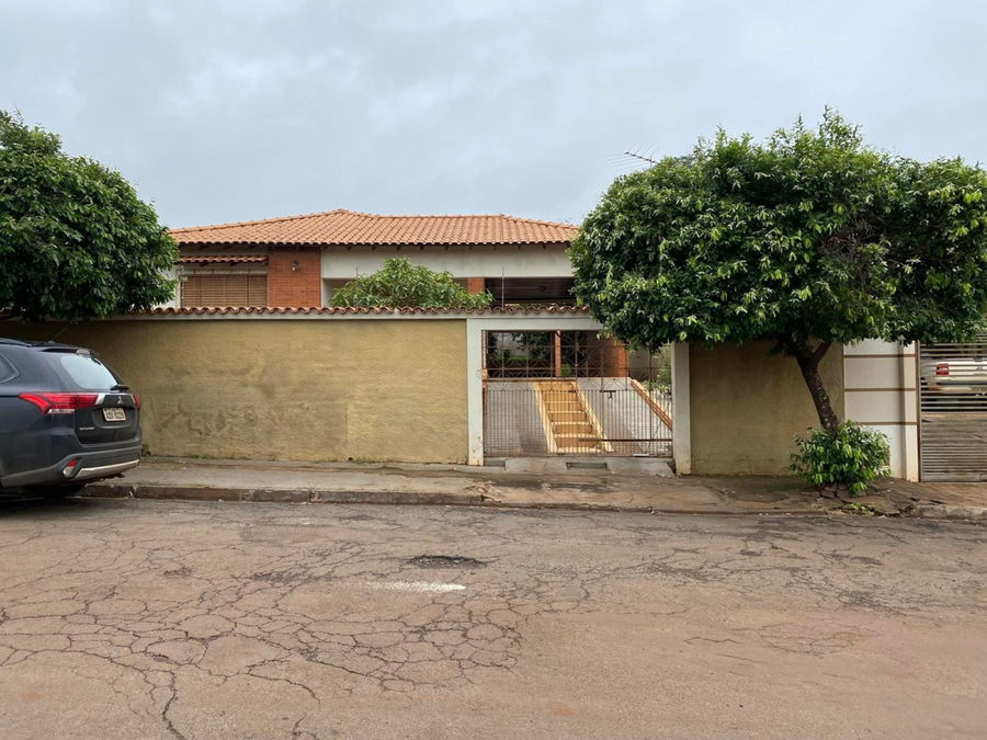 Ampla Casa Térrea com 2 Quartos e Quintal em Uraí/PR