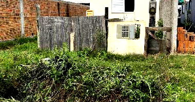 Casa com 2 quartos, banheiro, área de serviço e cozinha, 38m² construída