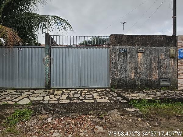 Casa com 2 quartos e 2 banheiros, área construída 64,8m², terreno 125m²