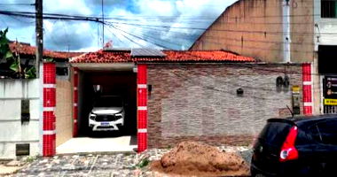 Casa Ocupada em Feira de Santana com 300m²