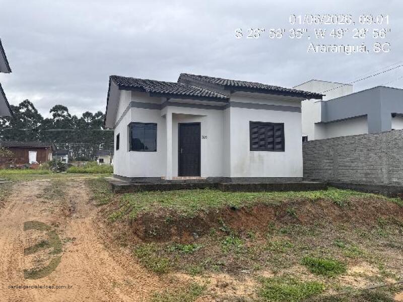 Casa com 4 cômodos, 1 vaga de garagem e 300m² de terreno