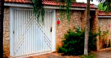 Casa geminada 320m² com terreno 950m², imóvel ocupado