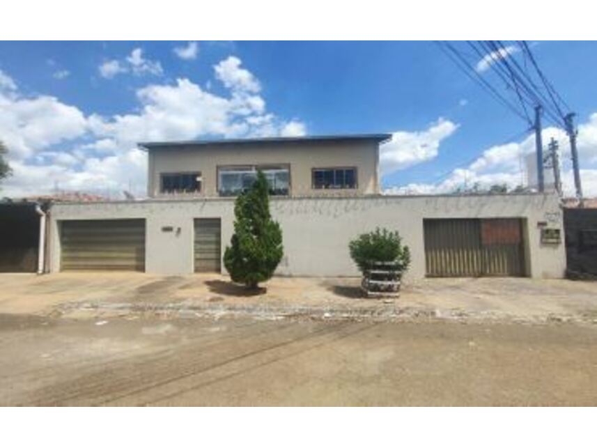 Casa em Leilão Ocupada com 415,57m² de Área Construída