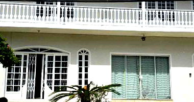 Casa 2 andares com 1 suíte, 2 quartos, 4 banheiros, ampla área construída