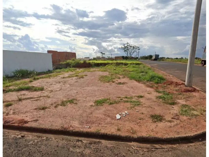 Terreno desocupado com 150m², ideal para construção