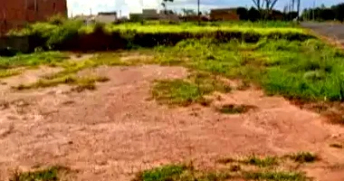 Terreno desocupado com 150m², ideal para construção