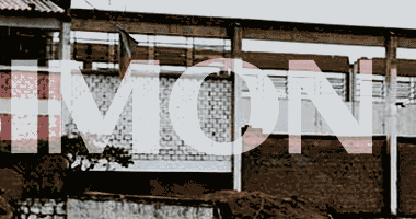 Terreno urbano com construções simples e ocupação popular