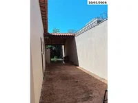 Casa com 3 quartos, suíte e área de serviço em ótimo estado