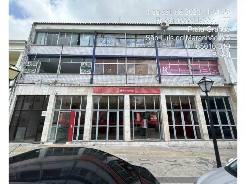 Ex-Agência Imponente com 819m² Construída em Leilão