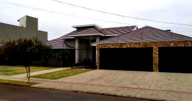 Casa ampla com 834m² construída, terreno de 1900m², ocupada