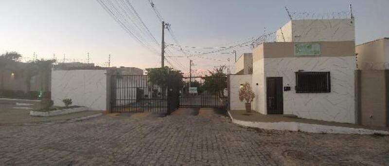 Casa com 2 quartos, 2 salas e 1 banheiro