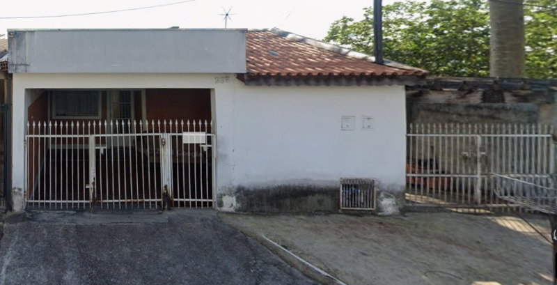 Terreno com duas construções simples, 2 quartos, 1 vaga