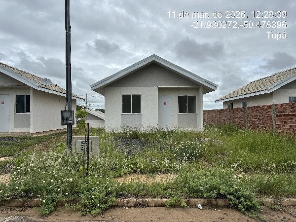 Casa com 2 quartos, 1 banheiro e área de serviço