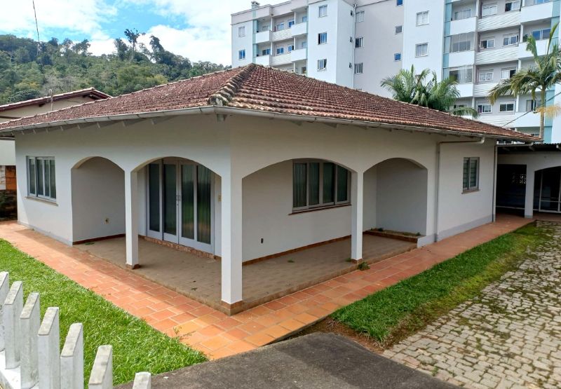 Casa com edícula e garagem, 2 benfeitorias, terreno 724m²