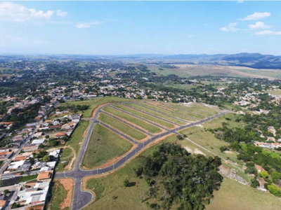 Edícula com Piscina Ocupada em Leilão