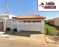 Casa com Garagem e Quintal em Cesário Lange/SP