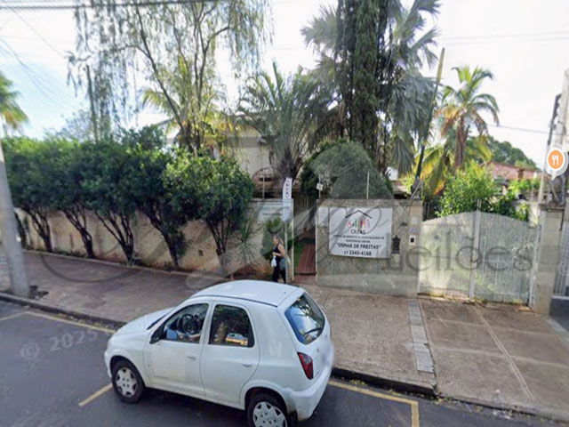 Casa residencial com 4 suítes, piscina e garagem para 4 carros