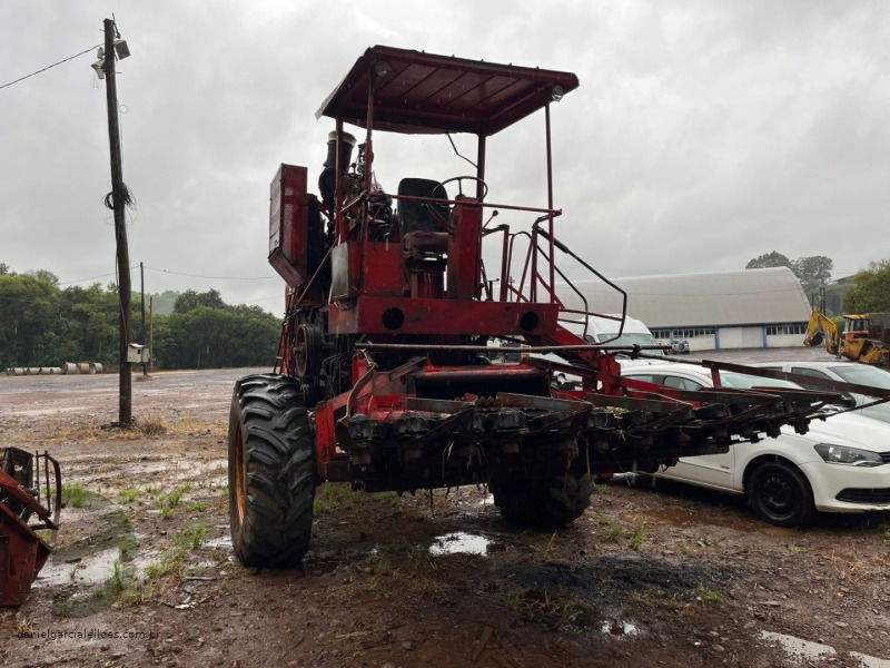 Equipamentos Agrícolas - Colheitadeira e Plantadeira