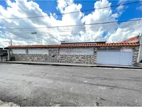 Casa ocupada com 296,70m² construídos
