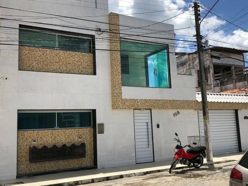 Casa Ocupada com 2 Vagas e Ampla Área Construída